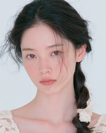 Elegant Side-Swept Low Braid with Traditional Korean Maedeup Knot