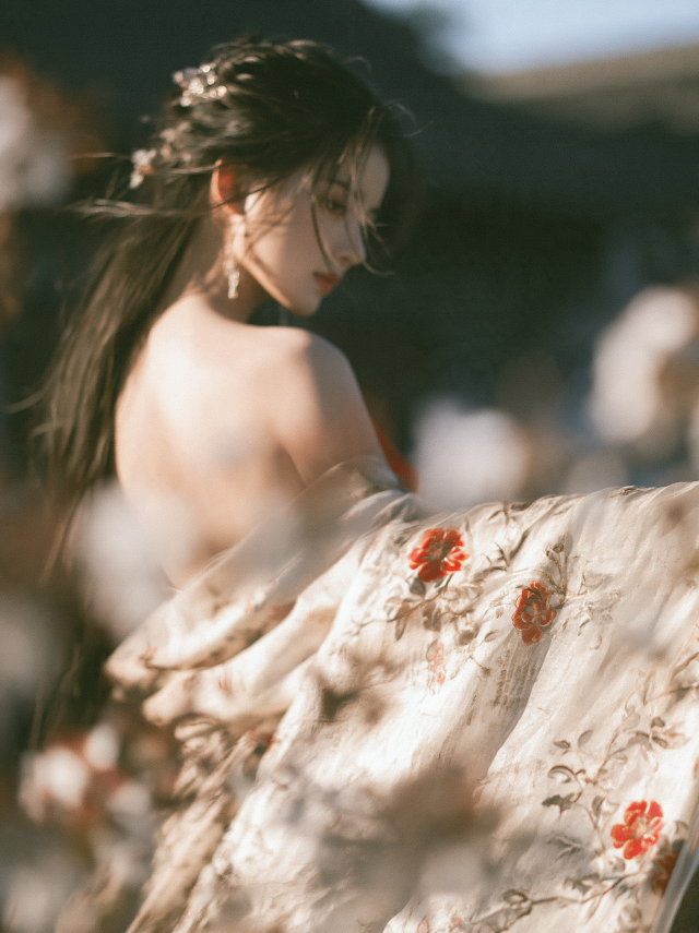 Dreamy Portrait of Young Girl in Traditional Wei-Jin Attire