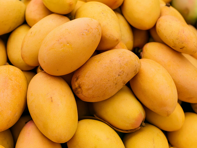 Vibrant Pile of Ripe Yellow Mangoes at Market