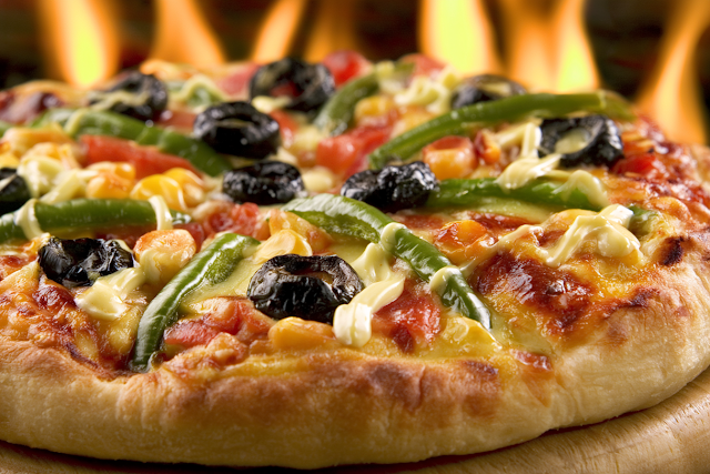 Vibrant Vegetable Pizza with Golden Crust